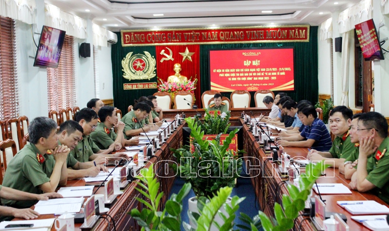 Đại biểu dự buổi gặp mặt tại điểm cầu Công an tỉnh Lai Châu. 