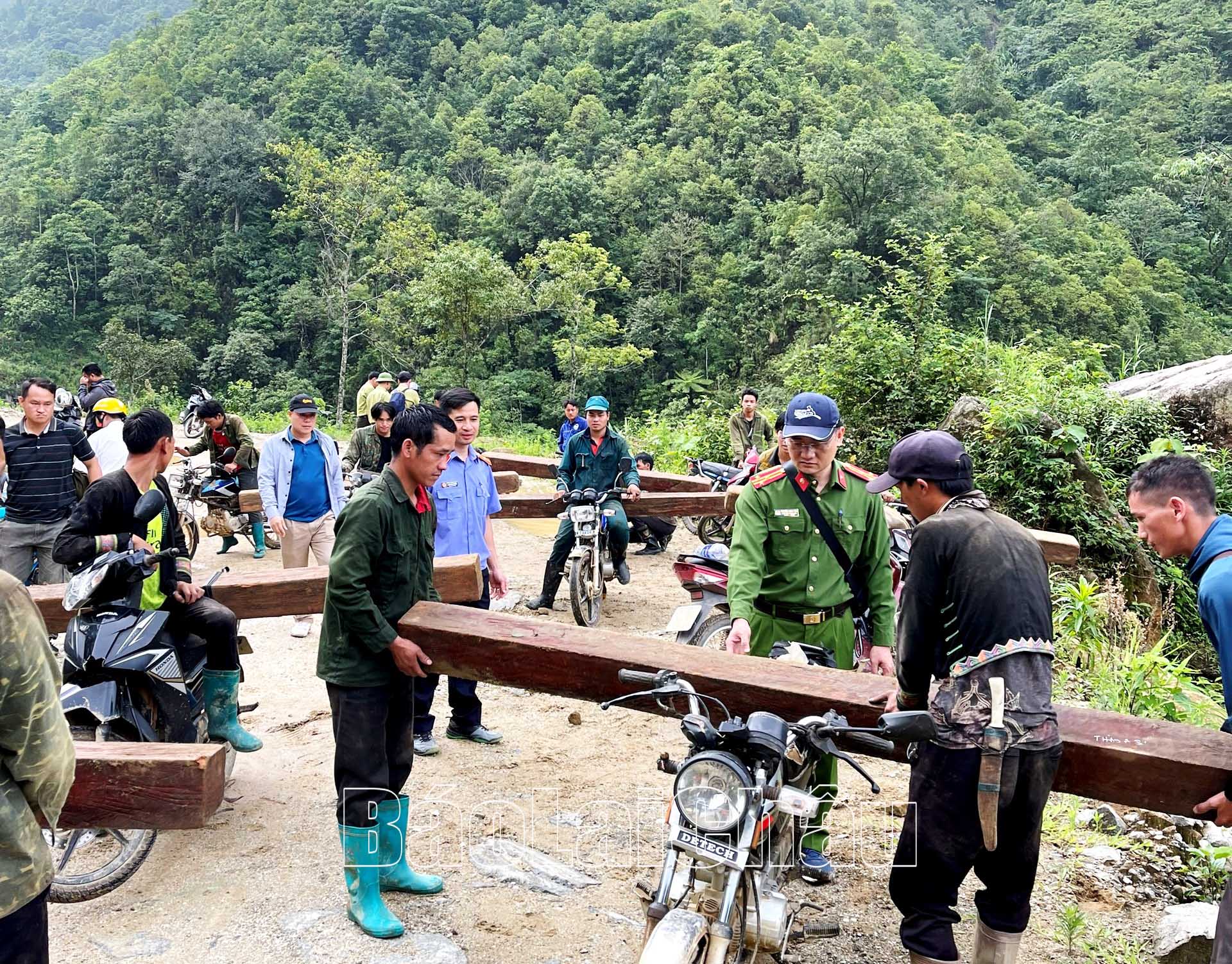 Các lực lượng chức năng của huyện phối hợp chính quyền xã Hố Mít lập biên bản tạm giữ tang vật.