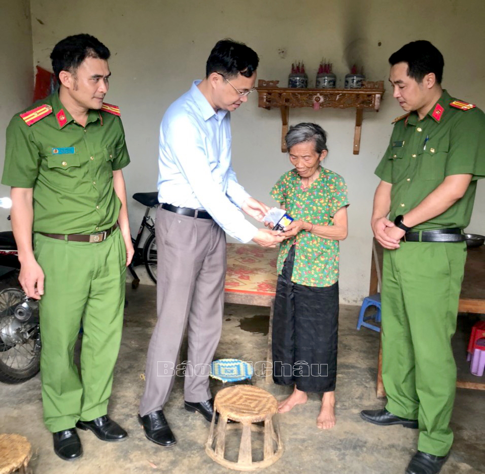 Đồng chí Hà Thái Hoàn - Trưởng Công an thành phố Lai Châu tặng sim điện thoại, điện thoại cho người nghèo trên địa bàn. 