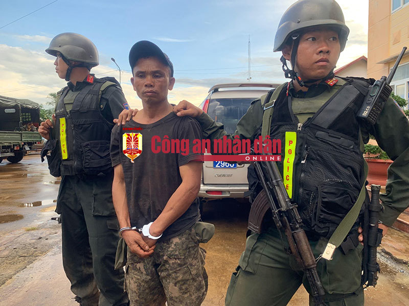 Một đối tượng bị lực lượng Cảnh sát đặc nhiệm Bộ Công an bắt giữ. (ảnh: Báo CAND)