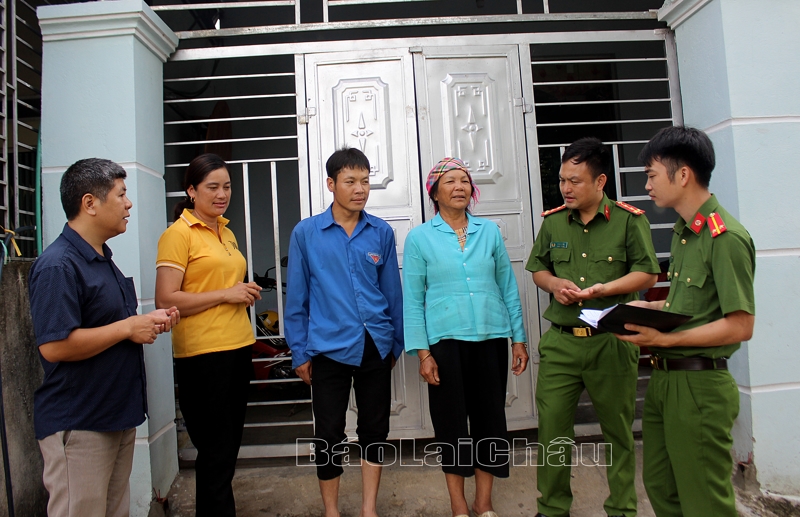 Công an thị trấn Tam Đường tuyên truyền cho người dân ở bản Mường Mớ (thị trấn Tam Đường) lợi ích của căn cước công dân.
