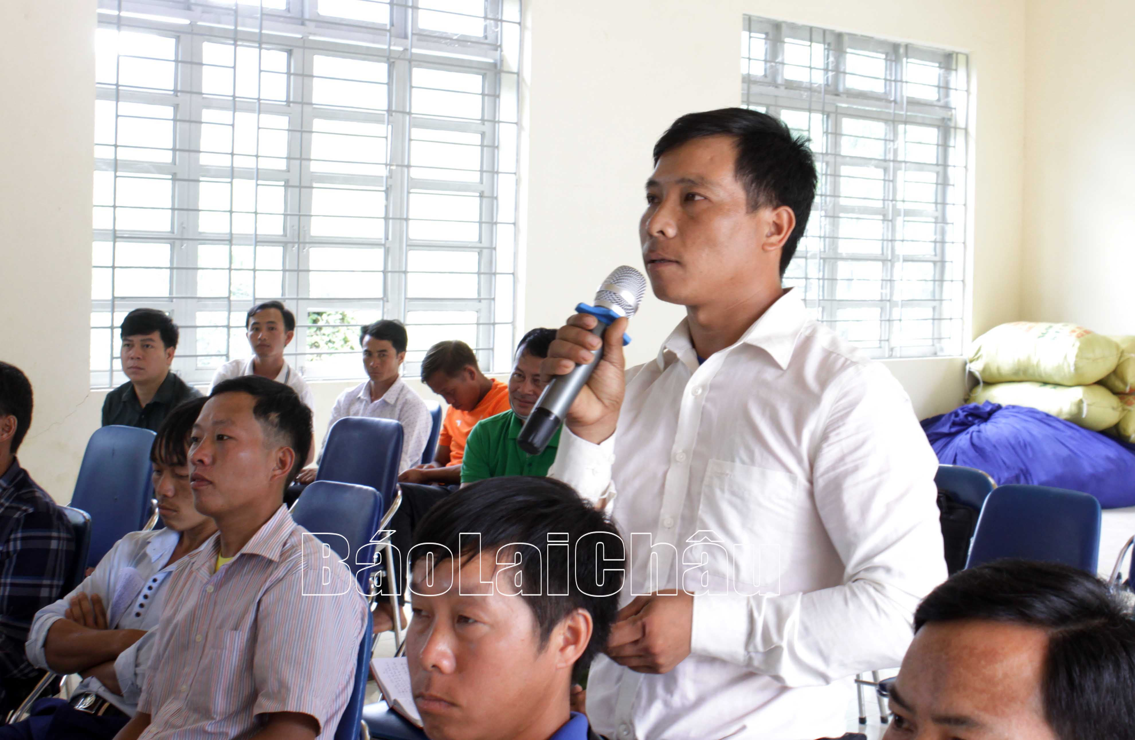 Cử tri ý kiến tại hội nghị.