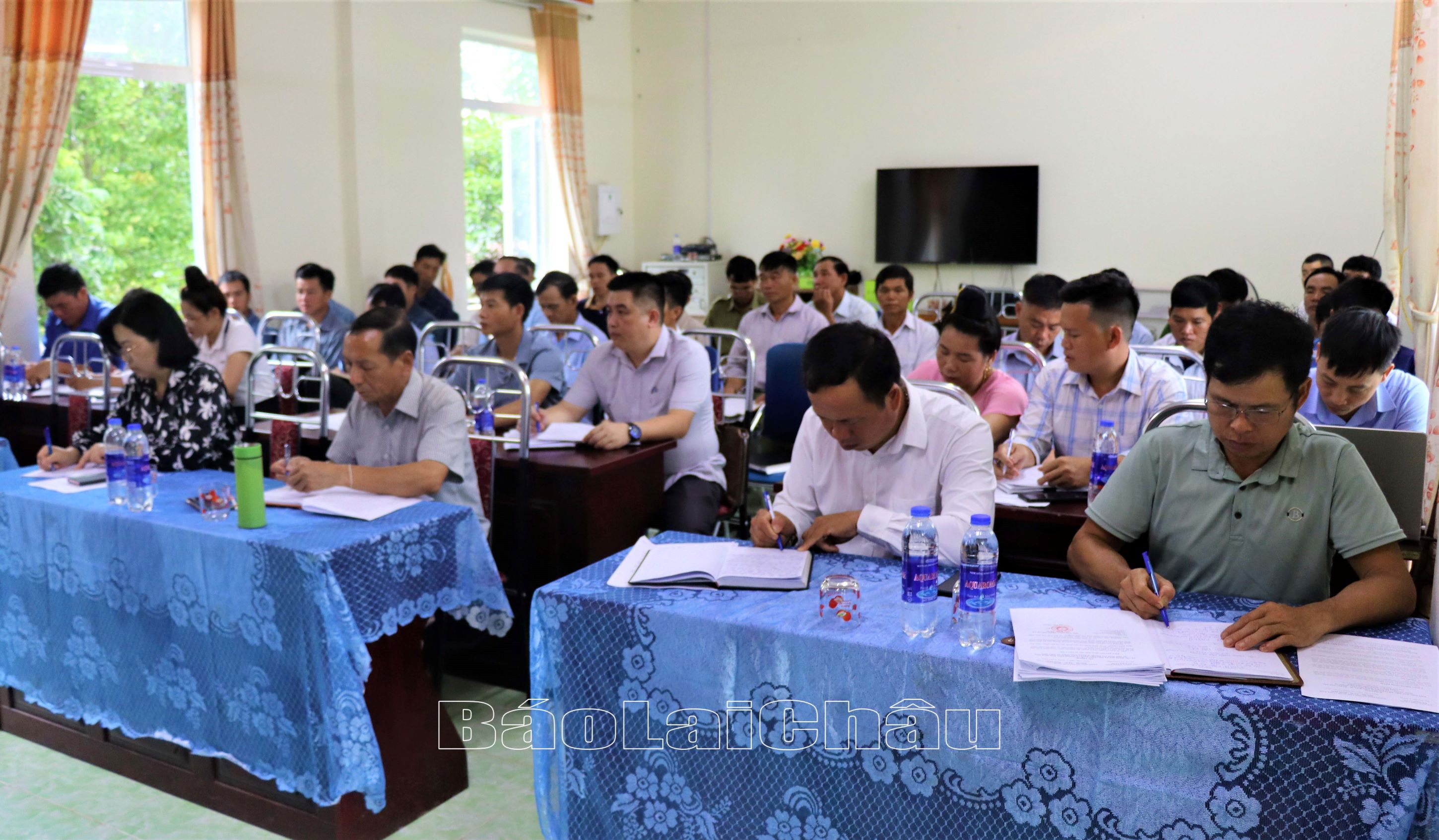 Quang cảnh buổi tiếp xúc tại xã Nậm Cuổi (huyện Sìn Hồ)