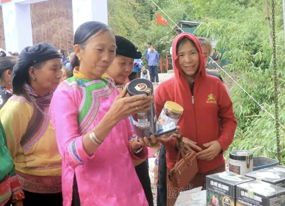 Người dân khu vực biên giới tham quan, tìm hiểu hàng hoá trưng bày tại lối mở Nậm Đích - Huổi Hịa.