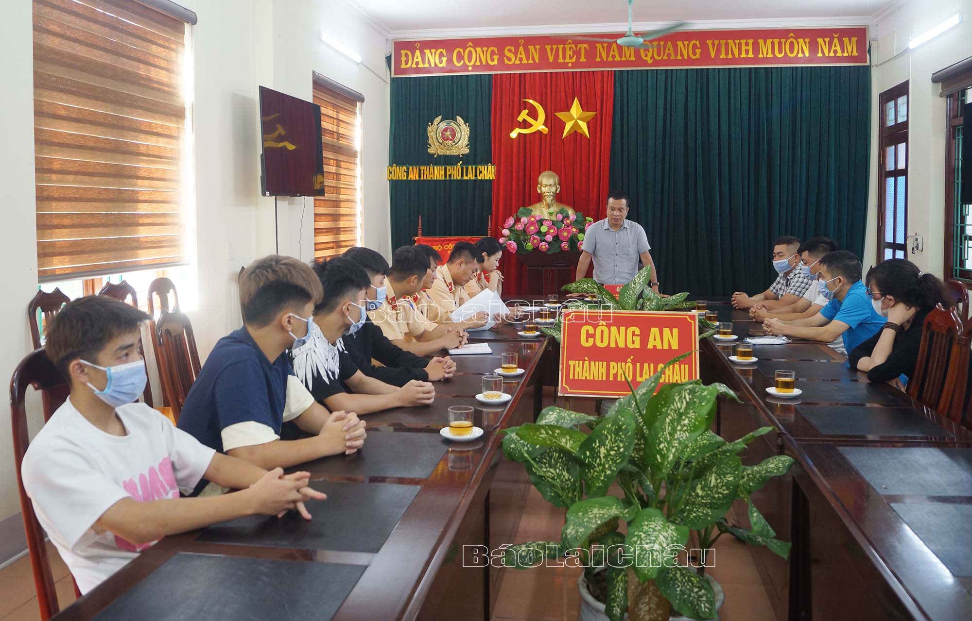 Công an thành phố gặp, trao đổi với phụ huynh và các trường hợp vi phạm.