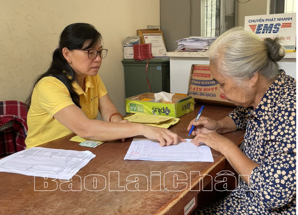 Cán bộ BHXH tỉnh, Bưu Điện tỉnh chi tra lương hưu, phụ cấp BHXH cho bà con xã San Thàng.