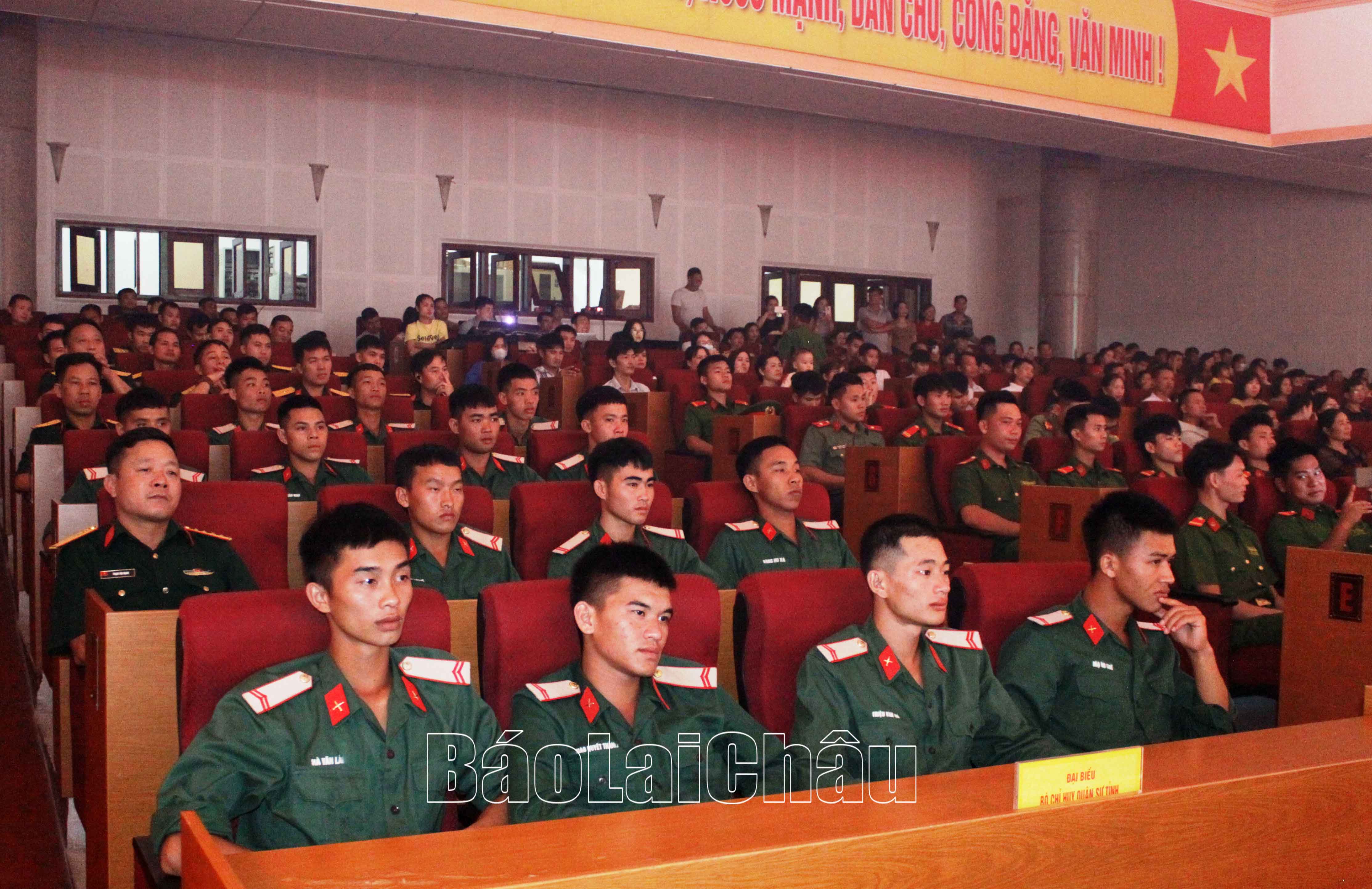 Đông đảo khán giả theo dõi và đón nhận chương trình nghệ thuật.