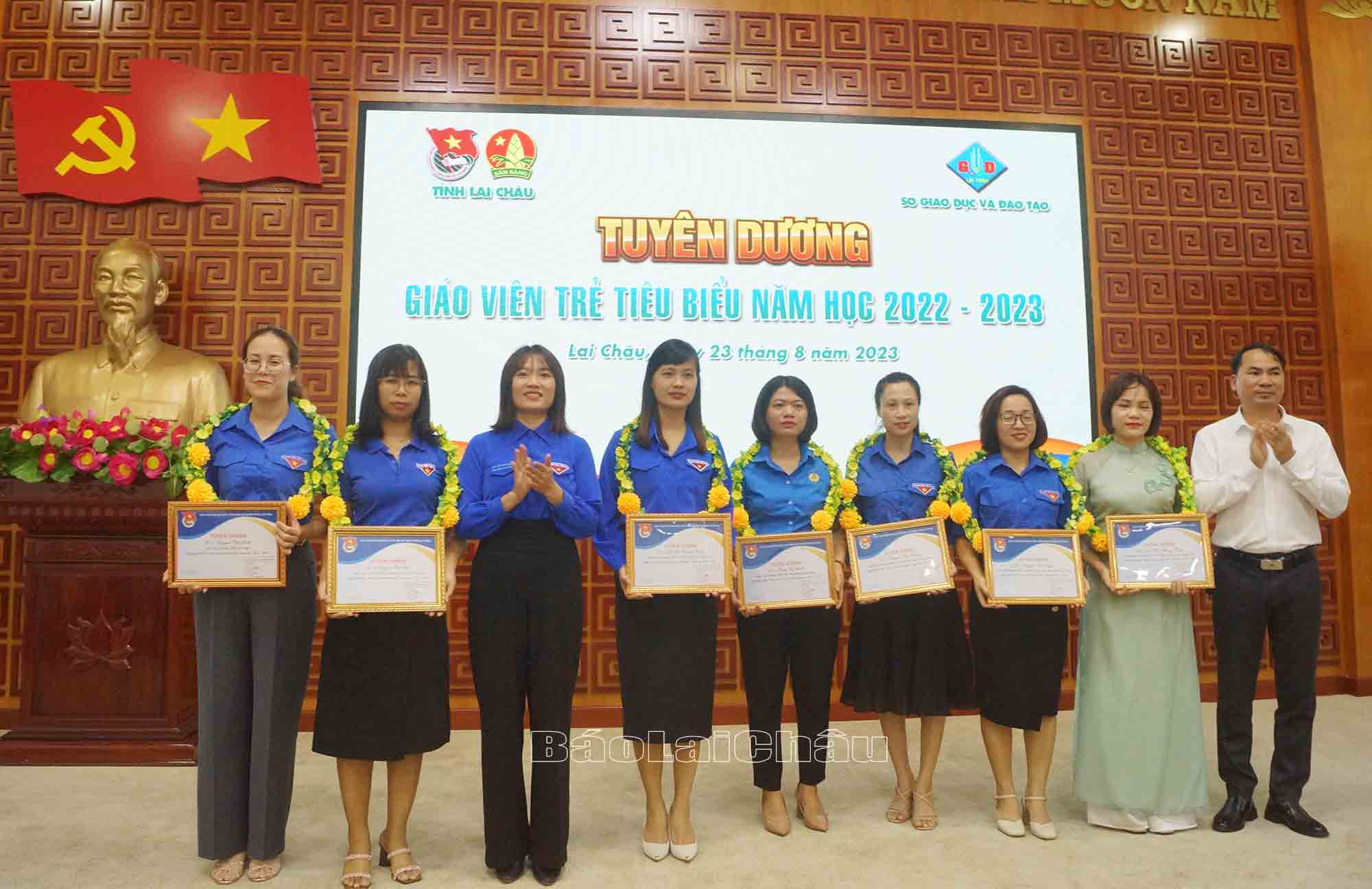 Tuyên dương giáo viên trẻ tiêu biểu.