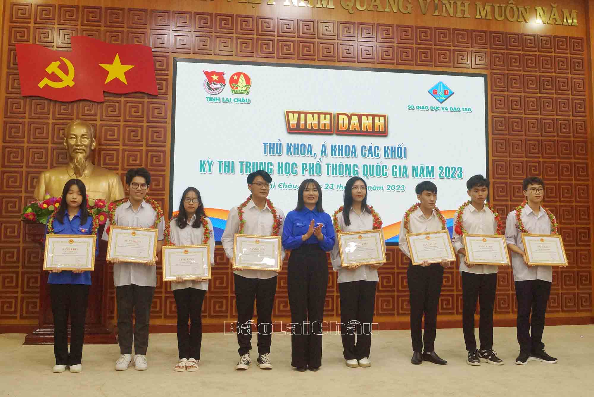 trao bằng khen cho các học sinh