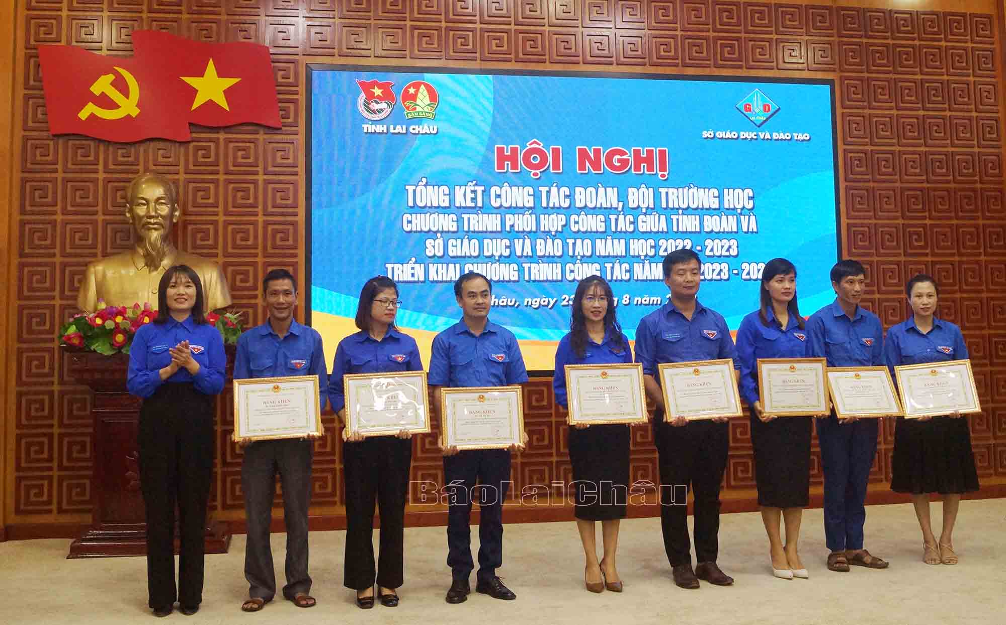 Đồng chí Bế Thị Bằng - Phó Bí thư Tỉnh đoàn tặng Bằng khen cho các tập thể, cá nhân có thành tích xuất sắc trong công tác Đoàn và phong trào thanh niên trường học năm học 2022 - 2023.