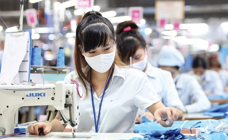 Tổng kim ngạch xuất khẩu dệt may sáu tháng qua mới đạt 18,6 tỷ USD, còn xa đích năm 2023 là 47 tỷ USD. Ảnh: TTXVN