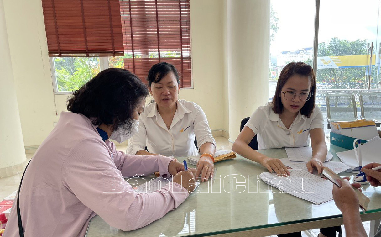 Chi trả lương hưu, trợ cấp BHXH theo mức mới cho 100% người hưởng đăng ký nhận qua tài khoản ATM