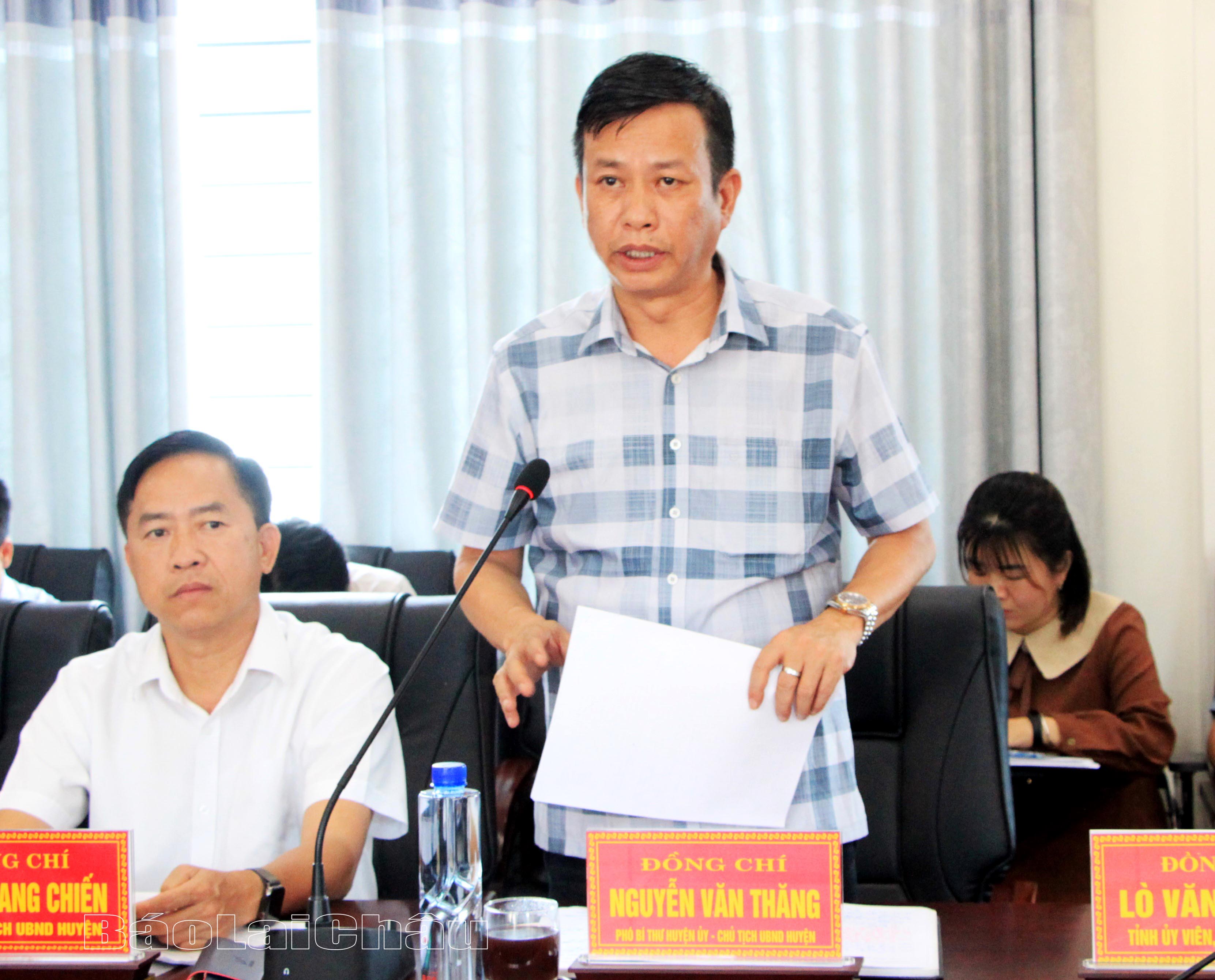 Lãnh đạo UBND huyện Than Uyên báo cáo với đoàn công tác về tình hình triển khai thực hiện các chỉ tiêu, nhiệm vụ phát triển kinh tế - xã hội tại huyện.