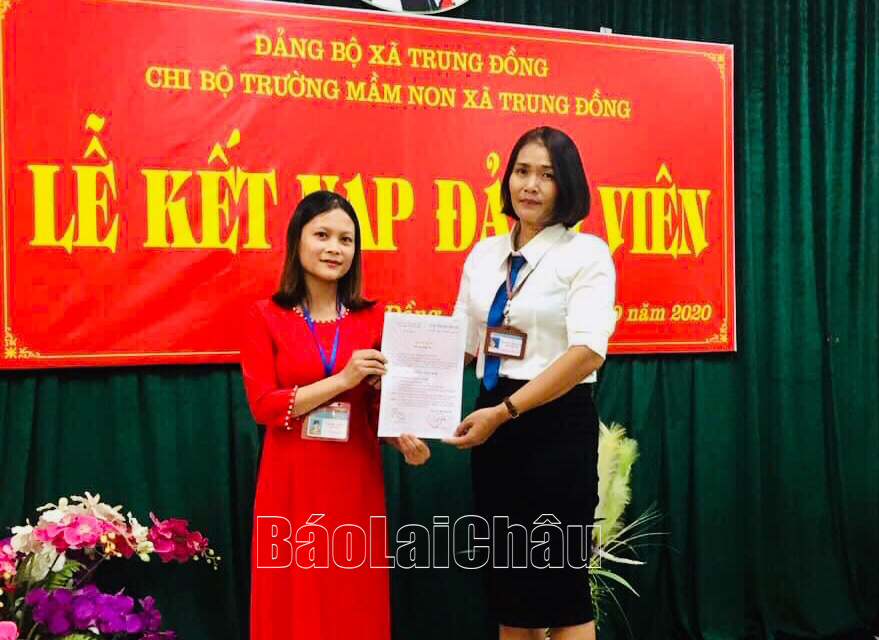 Chi bộ trường Mầm non xã Trung Đồng kết nạp đảng viên mới.