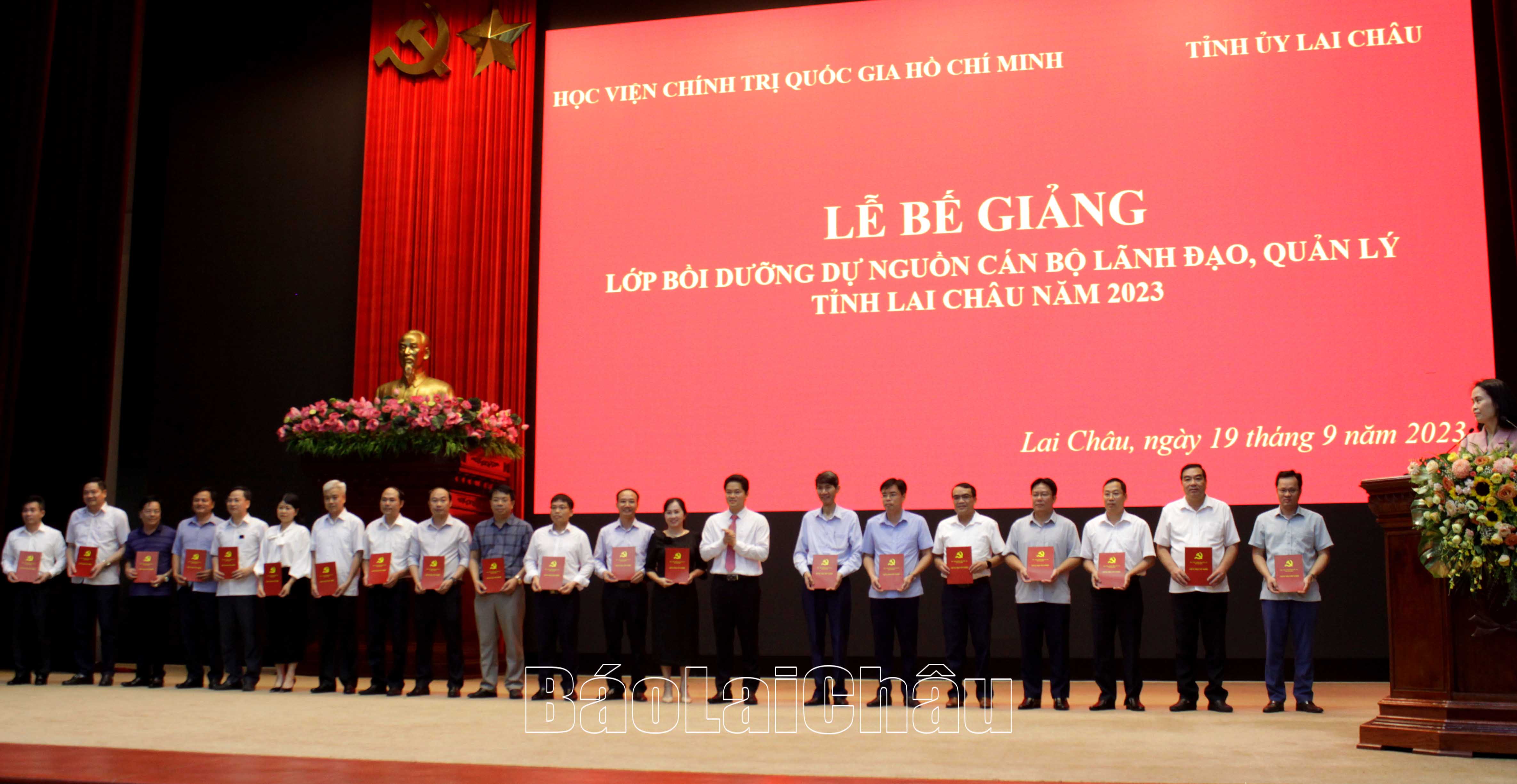 Đồng chí Vũ Mạnh Hà - Ủy viên Dự khuyết Trung ương Đảng, Phó Bí thư Thường trực Tỉnh ủy trao Giấy chứng nhận tốt nghiệp cho các học viên lớp bồi dưỡng dự nguồn cán bộ lãnh đạo, quản lý tỉnh Lai Châu năm 2023.