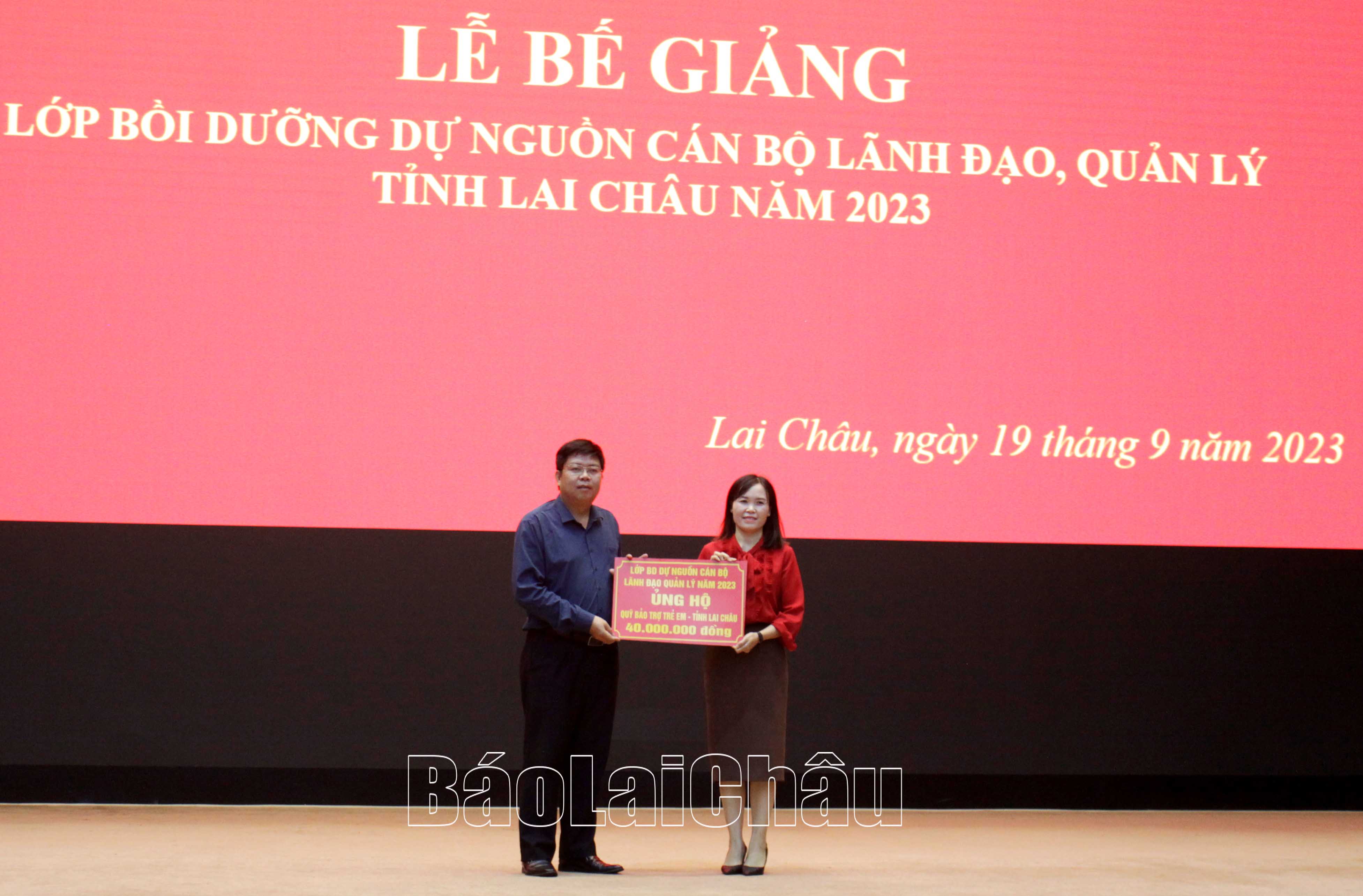 Đồng chí Lò Văn Hương - đại diện lớp bồi dưỡng trao số tiền ủng hộ Quỹ Bảo trợ Trẻ em cho lãnh đạo Sở Lao động - Thương binh và Xã hội.