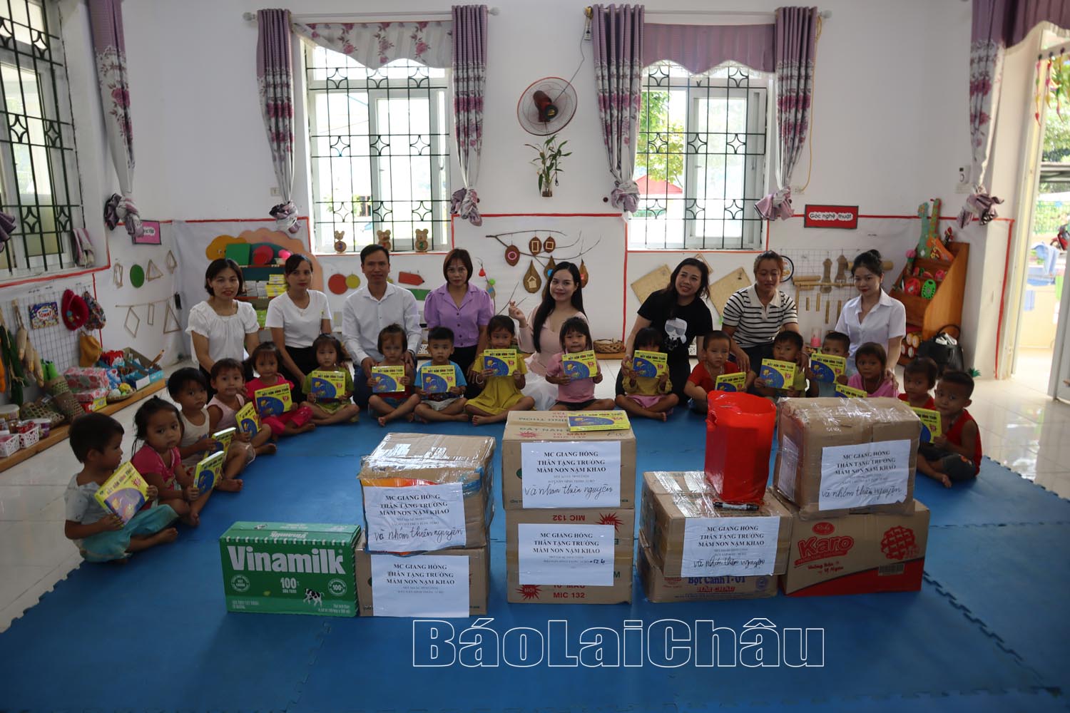 Tặng quà cho học sinh xã Nậm Khao