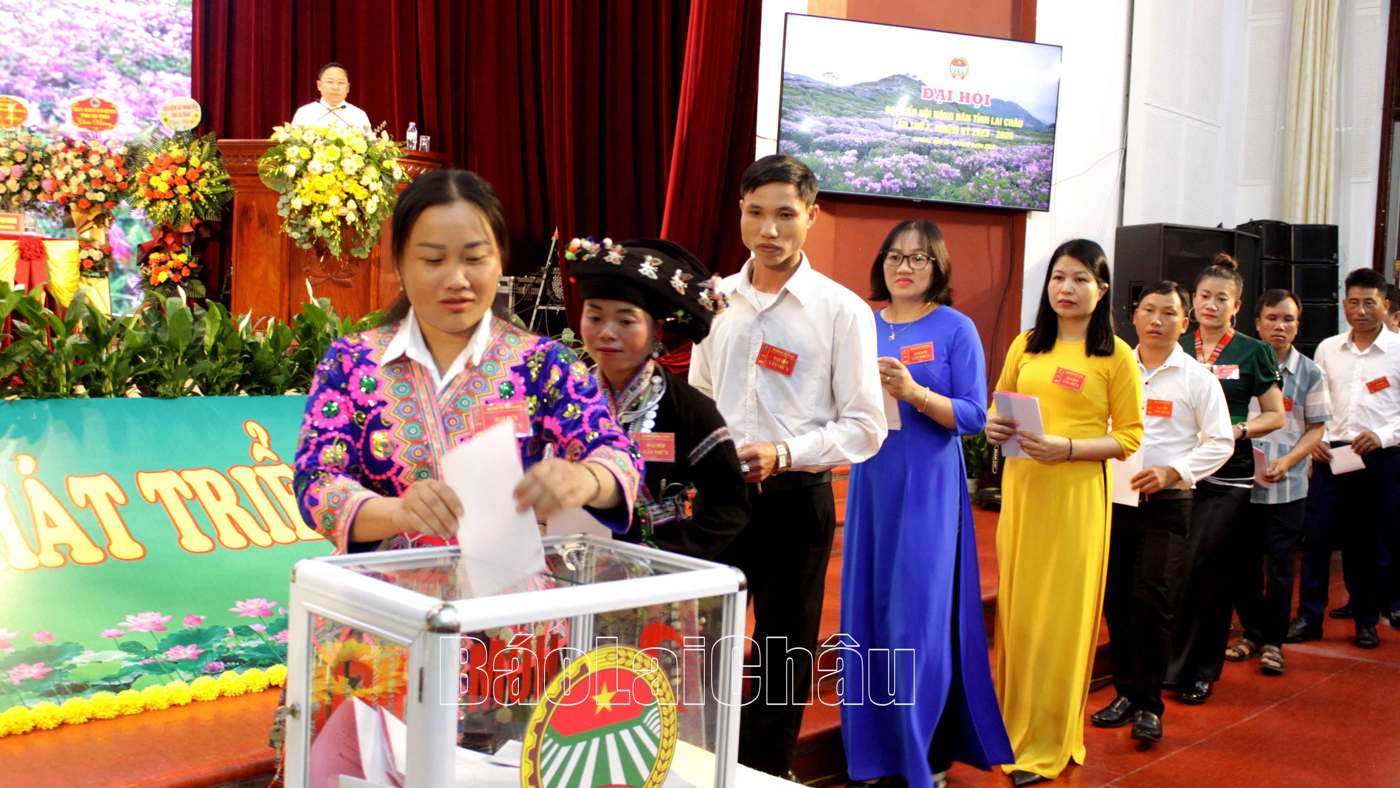 Đại biểu bỏ phiếu bầu đại biểu dự bầu đoàn đại biểu tham dự Đại hội đại biểu toàn quốc HND Việt Nam lần thứ VIII, nhiệm kỳ 2023 – 2028.