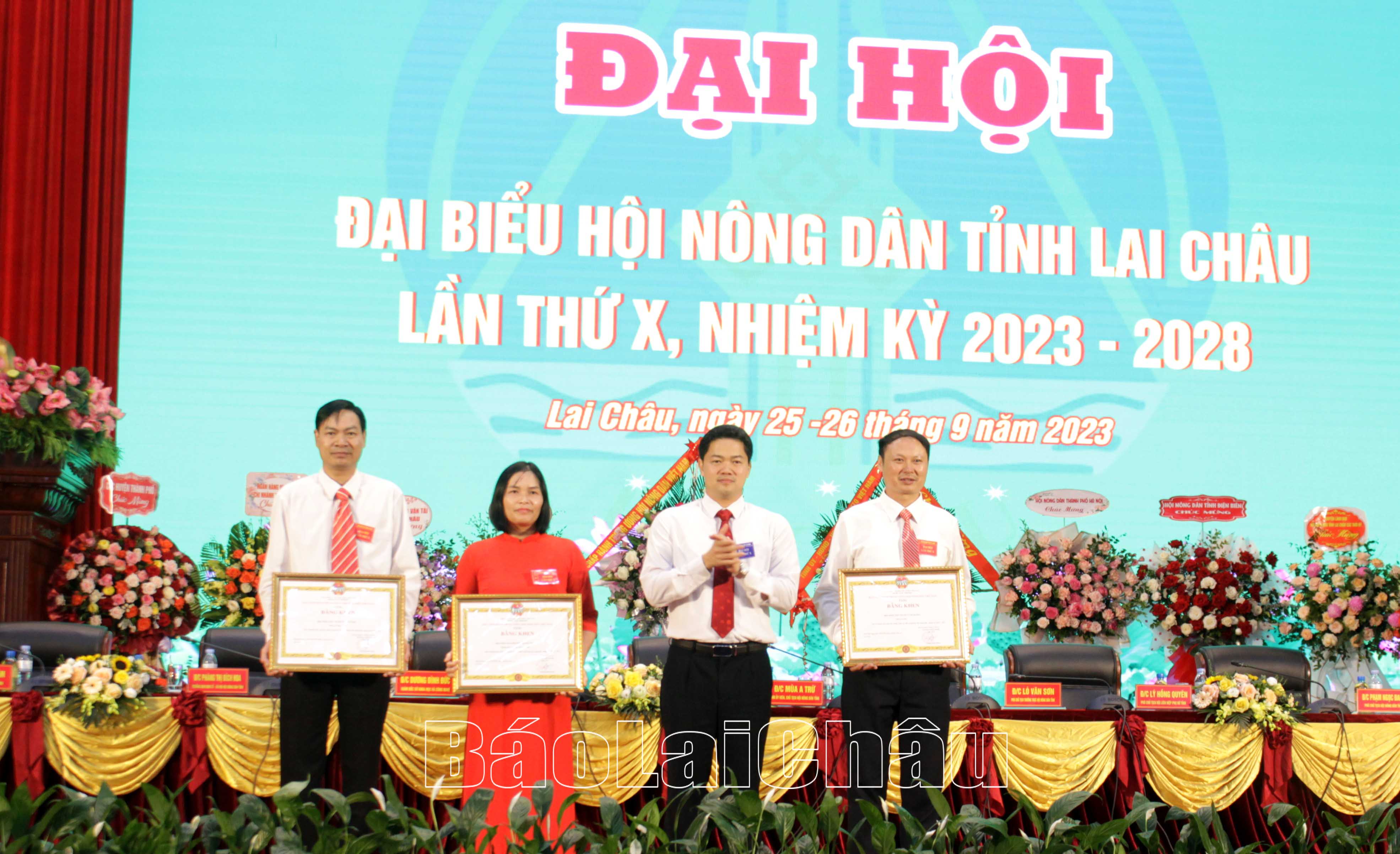 Vũ Mạnh Hà - Ủy viên Dự khuyết Trung ương Đảng, Phó Bí thư Thường trực Tỉnh ủy trao bằng khen của Trung ương HND Việt Nam cho các tập thể.
