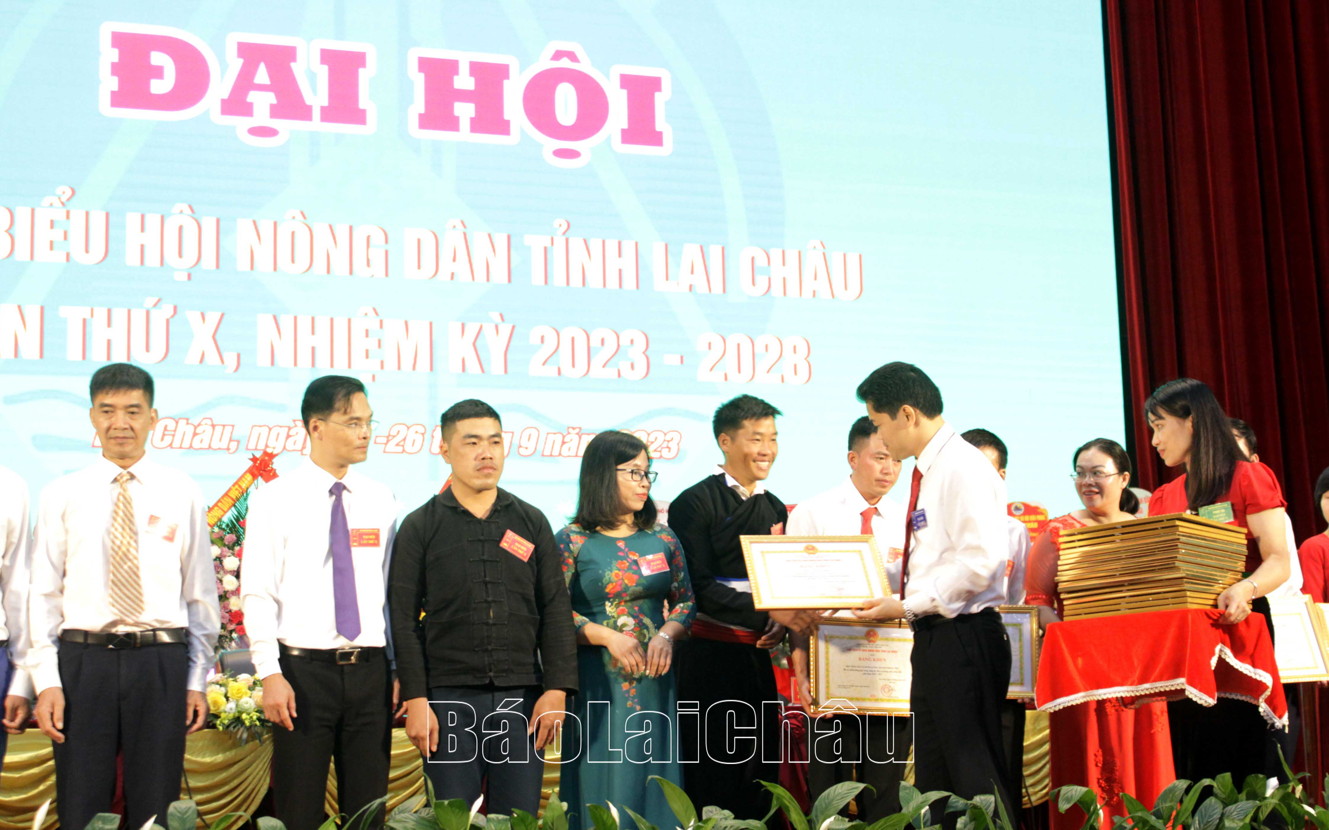 Đồng chí Vũ Mạnh Hà - Ủy viên Dự khuyết Trung ương Đảng, Phó Bí thư Thường trực Tỉnh ủy trao bằng khen của UBND tỉnh cho các cá nhân.