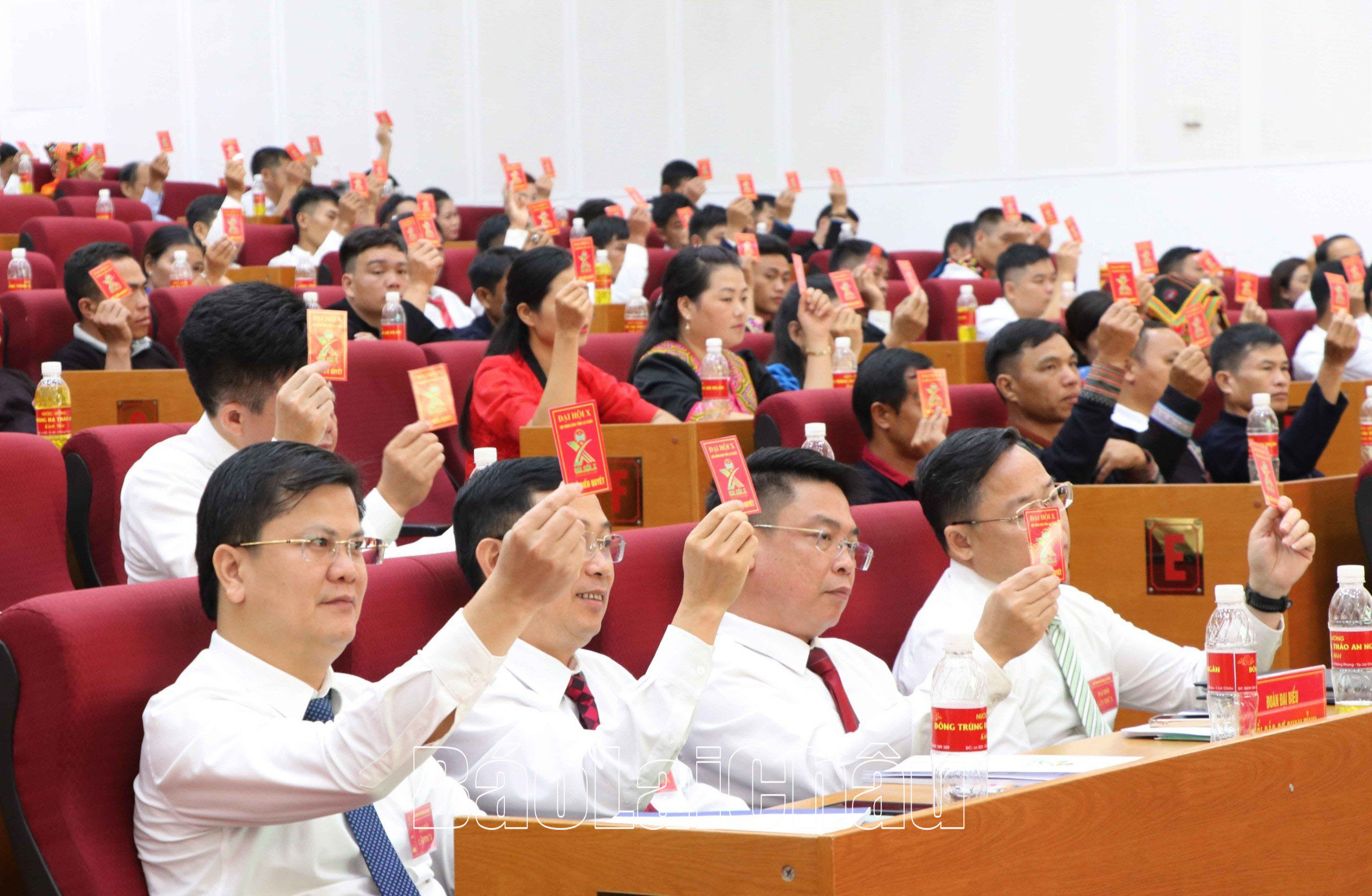 Đại biểu biểu quyết thông qua nghị quyết Đại hội.