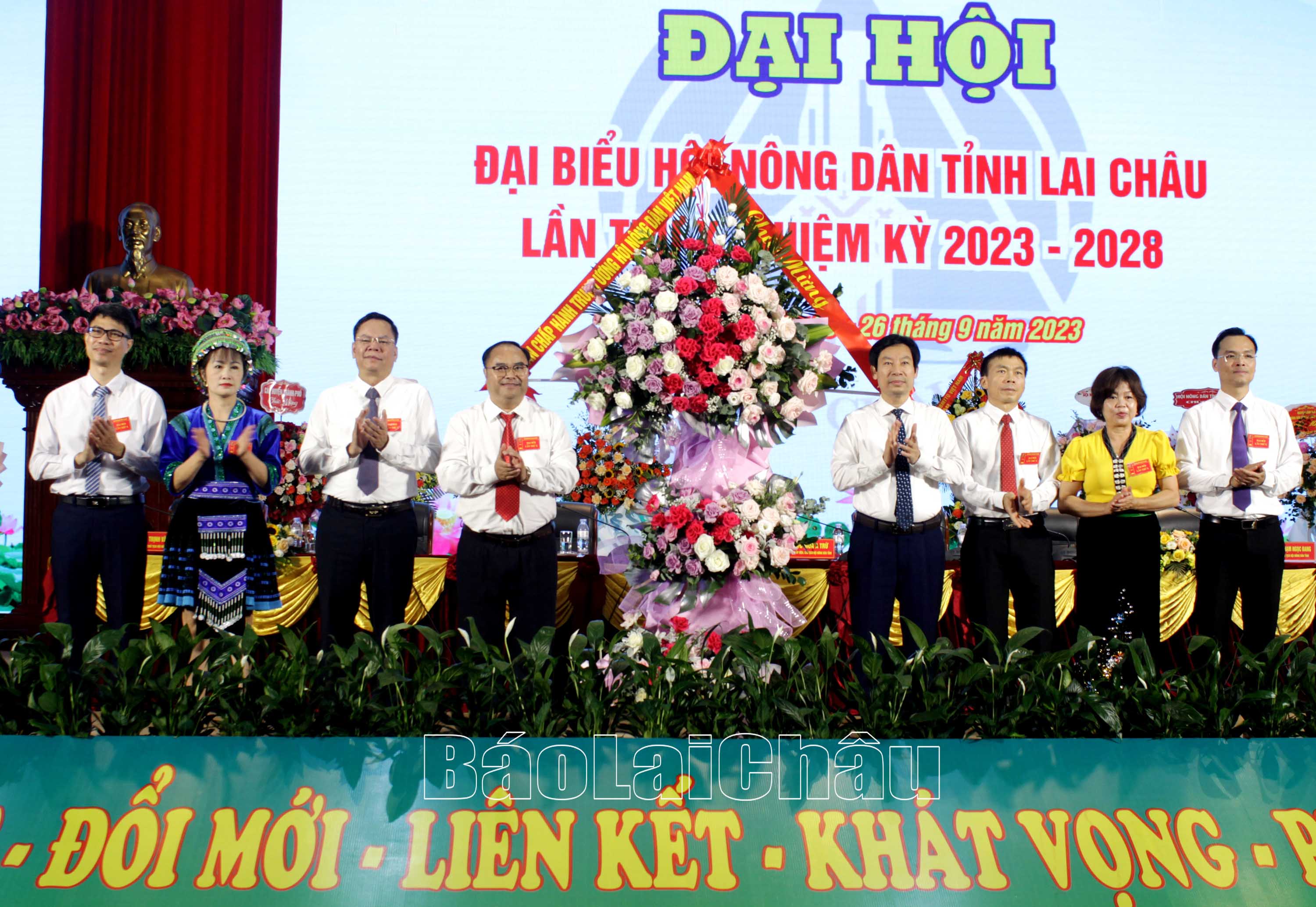 đồng chí Nguyễn Xuân Định – Phó Chủ tịch Trung ương HND Việt Nam tặng lẵng hoa chúc mừng Đại hội.