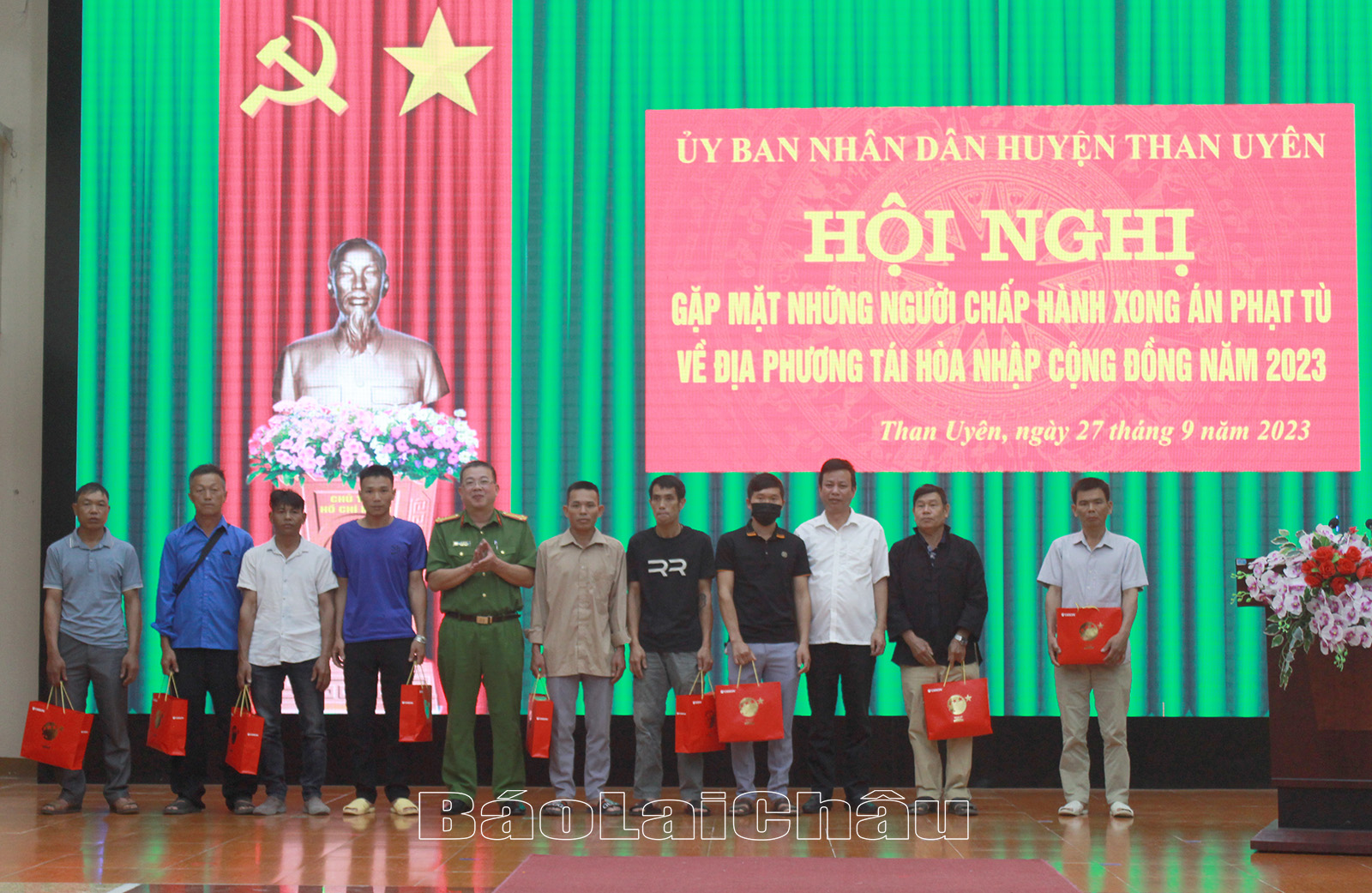 Đại diện lãnh đạo Phòng Cảnh sát Thi hành án hình sự và Hỗ trợ tư pháp (Công an tỉnh); lãnh đạo UBND huyện Than Uyên tặng quà cho các điển hình tiên tiến sau một thời lầm lỡ có nhiều tiến bộ trong công tác tái hòa nhập cộng đồng. 