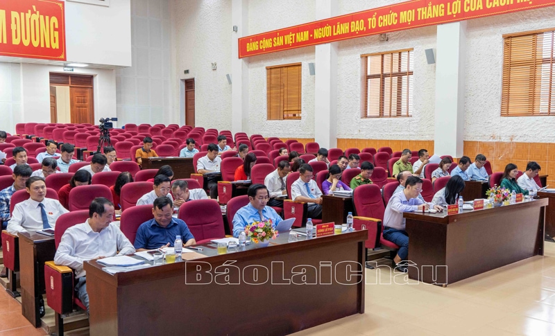 Đại biểu dự kỳ họp.