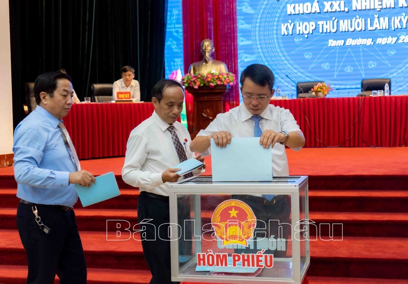 Đại biểu bỏ phiếu tín nhiệm người giữ chức vụ do HĐND huyện bầu.