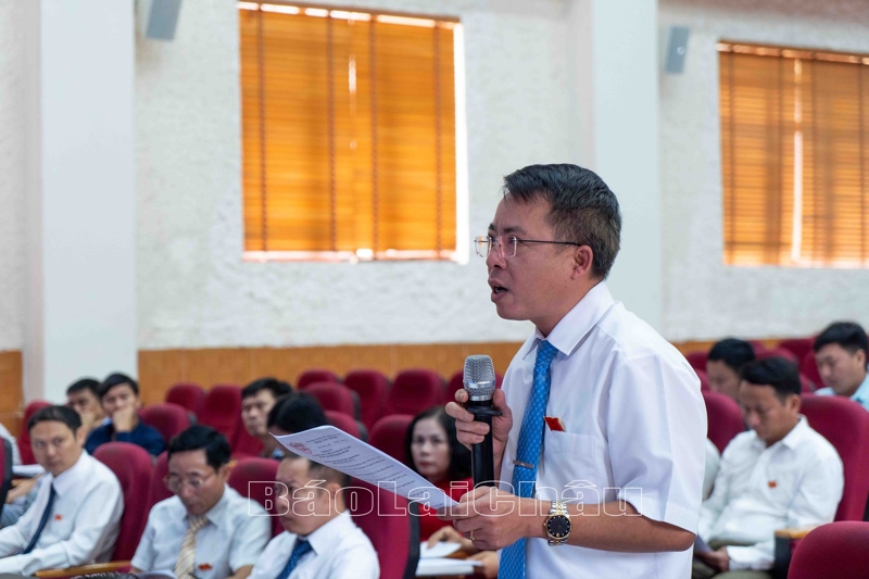 Đại biểu phát biểu ý kiến tại kỳ họp.