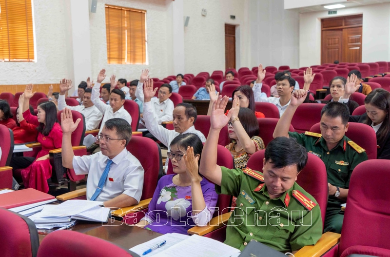 Đại biểu biểu quyết dự thảo nghị quyết.