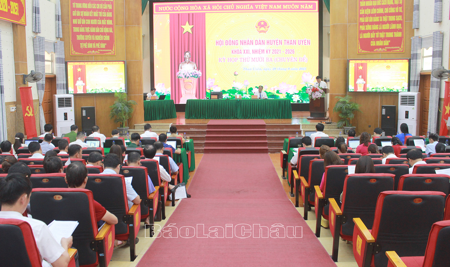 Quang cảnh kỳ họp.