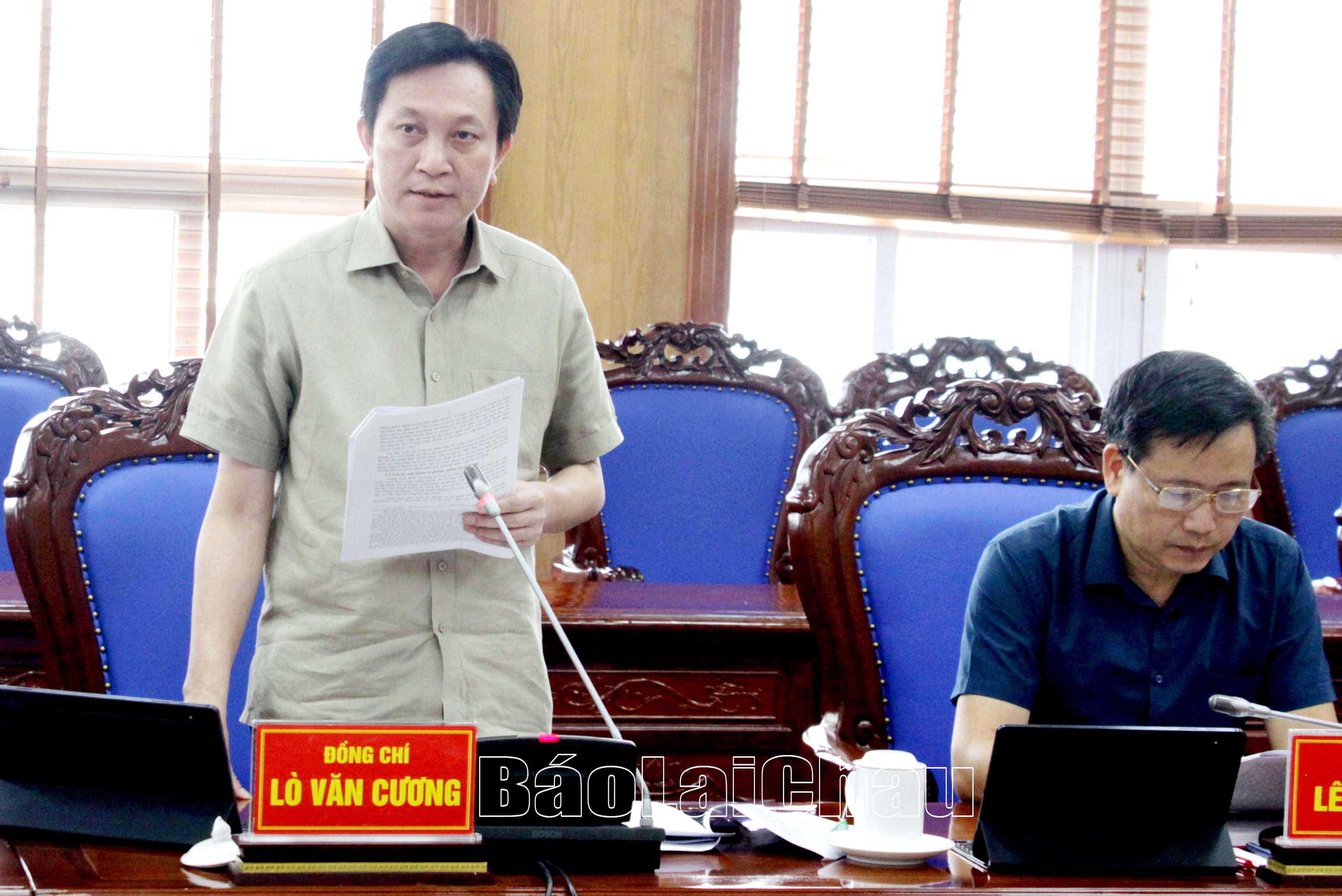 Đồng chí Lò Văn Cương - Ủy viên Ban Thường vụ, Trưởng Ban Dân vận Tỉnh ủy phát biểu thảo luận.