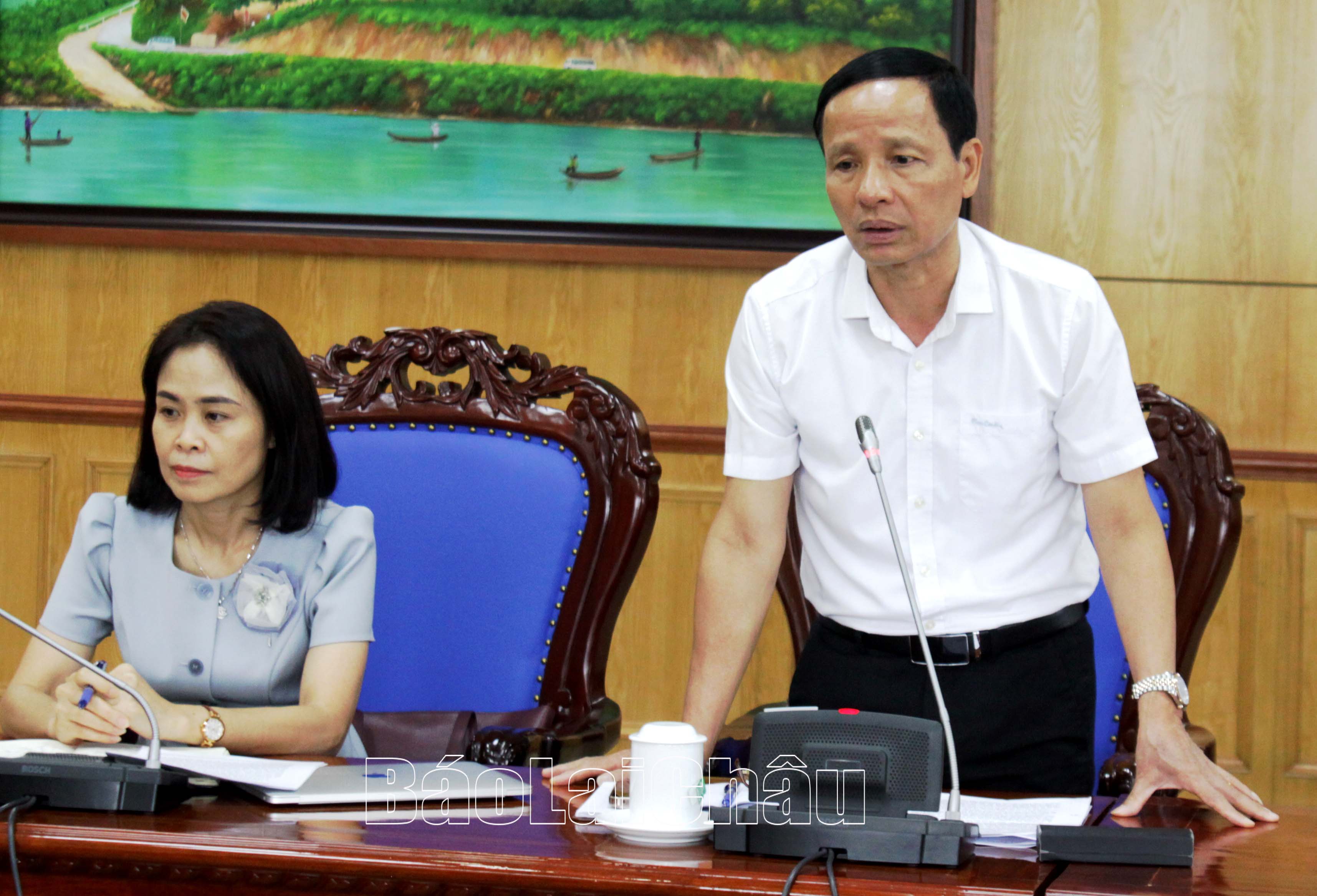 Đồng chí Nguyễn Viết Mạnh - Tổng Biên tập báo Lai Châu nêu rõ những kết quả đạt được của Báo Lai Châu trong 9 tháng qua.