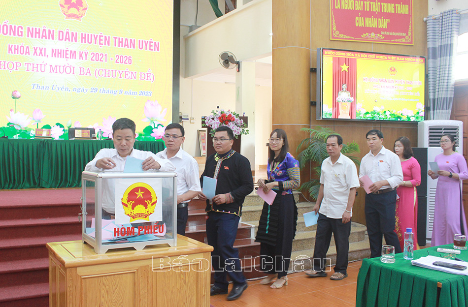 Đại biểu bỏ phiếu tín nhiệm người giữ chức vụ do HĐND huyện bầu.