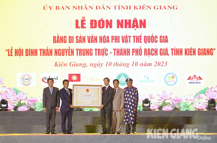 Thứ trưởng Bộ Văn hoá, Thể thao và Du lịch Hoàng Đạo Cương (thứ 2 từ trái qua) trao chứng nhận di sản văn hóa phi vật thể quốc gia “Lễ hội Đình thần Nguyễn Trung Trực - Rạch Giá, tỉnh Kiên Giang” cho lãnh đạo tỉnh Kiên Giang.