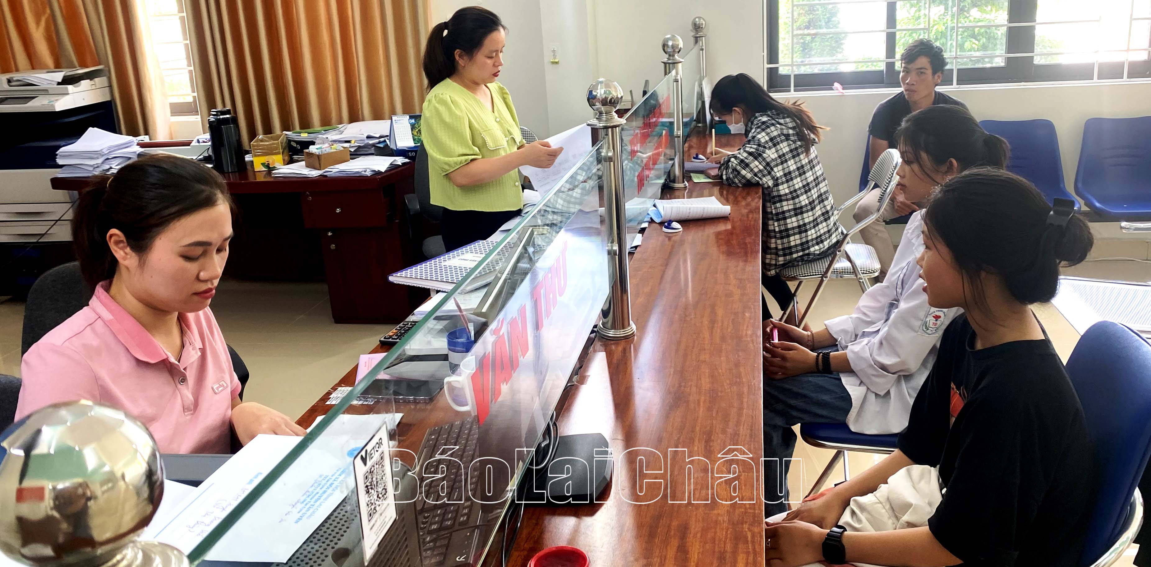 Đối với học sinh các trường THPT trên địa bàn huyện thì chủ động hơn trong việc mua thẻ BHYT.