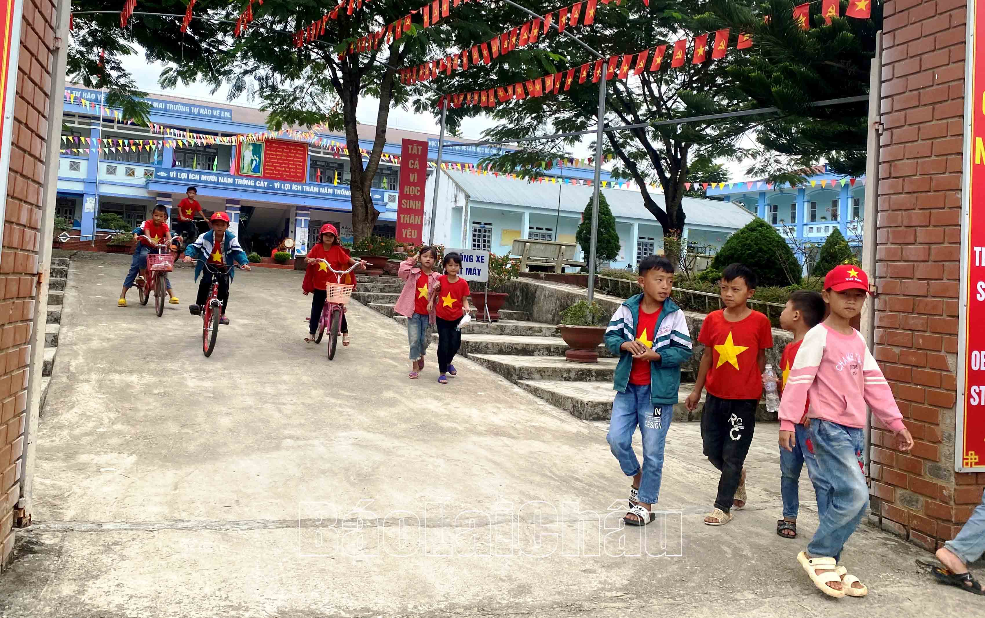 Hầu hết học sinh trường Tiểu học số 1 thị trấn Tân Uyên thuộc dân tộc thiểu số, đời sống khó khăn nên phụ huynh chưa có điều kiện mua thẻ BHYT cho con em. 