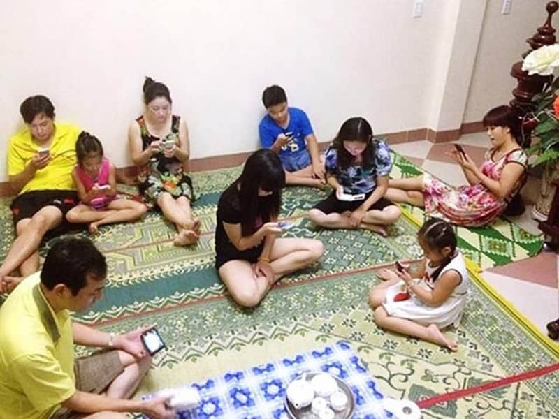  Khi mỗi người chăm chú vào điện thoại, chìm đắm vào thế giới riêng tư thì cũng đồng nghĩa với những phút giây trò chuyện cùng nhau bị đánh mất. (Ảnh: Internet)