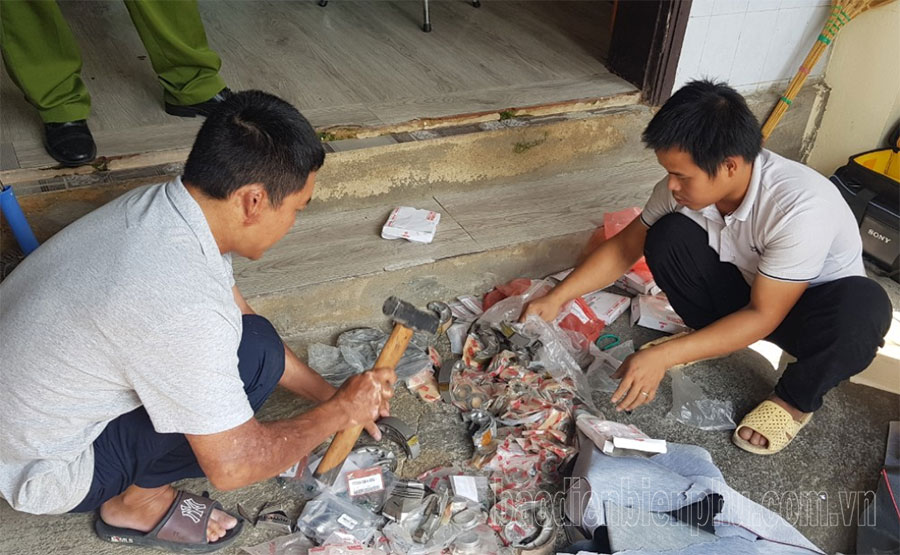 Lực lượng chức năng yêu cầu cơ sở vi phạm tiêu hủy toàn bộ phụ tùng xe máy giả. Ảnh: C.T.V