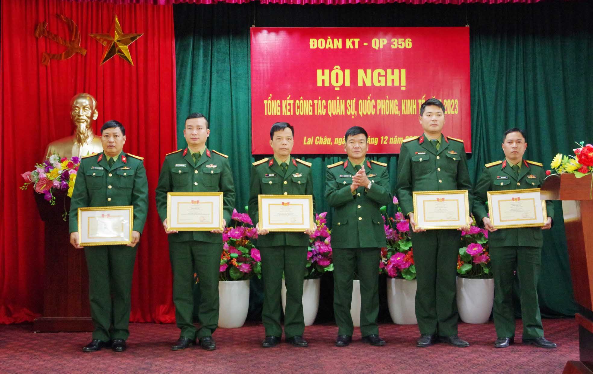 Thượng tá Lê Hoàng Mai – Bí thư Đảng ủy, Chính ủy Đoàn KTQP 356 trao danh hiệu đơn vị tiên tiến, đơn vị quyết thắng năm 2023 cho các tập thể.  