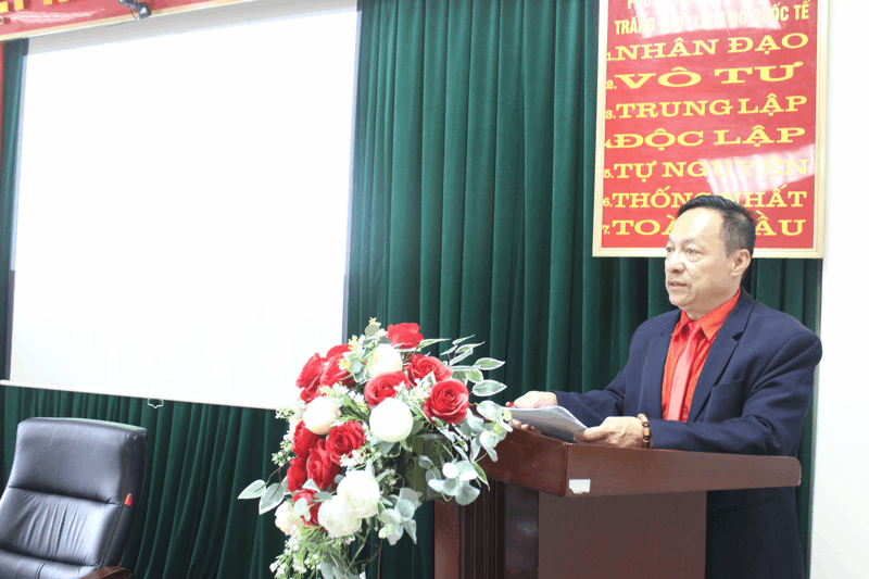 Đồng chí Bùi Việt Cường - Chủ tịch Hội CTĐ tỉnh, Trưởng Khối thi đua phát biểu tại hội nghị.
