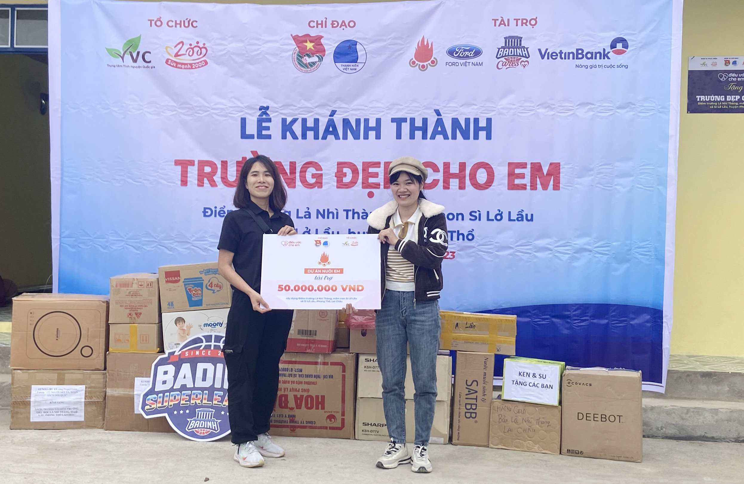 Đại diện dự án sức mạnh 2000 trao biển hỗ trợ tiền xây dựng công trình cho điểm trường Lả Nhì Thàng.