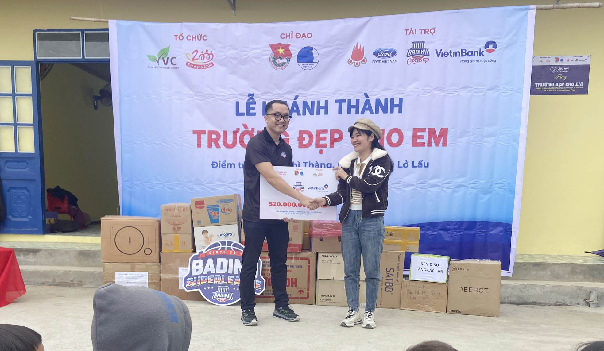 Đại diện Công ty cổ phần Ba Đình Cares trao biển hỗ trợ tiền xây dựng  công trình cho điểm trường Lả Nhì Thàng.