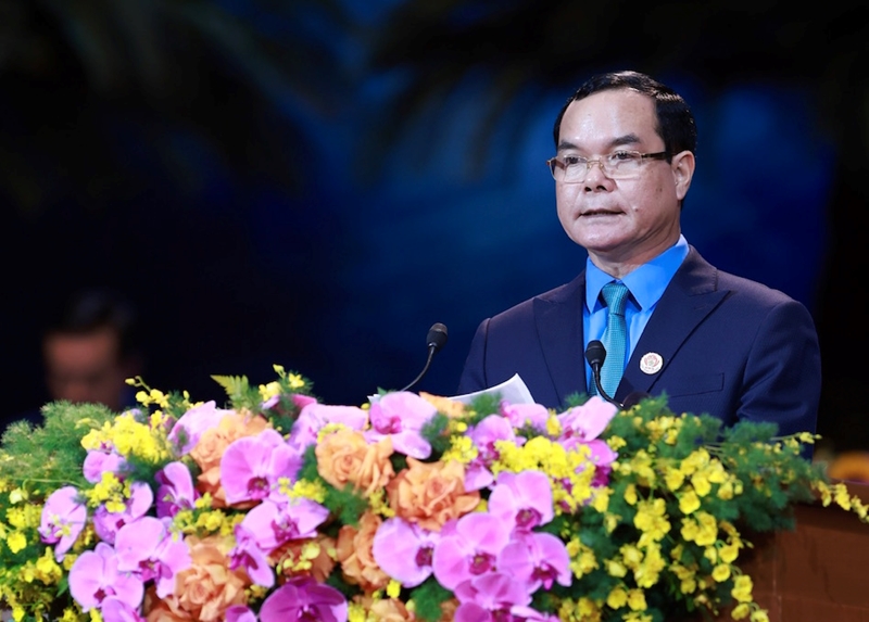  Chủ tịch Tổng Liên đoàn Lao động Việt Nam Nguyễn Đình Khang trình bày Báo cáo tóm tắt của Ban Chấp hành Tổng Liên đoàn Lao động Việt Nam (khóa XII) trình Đại hội XIII Công đoàn Việt Nam