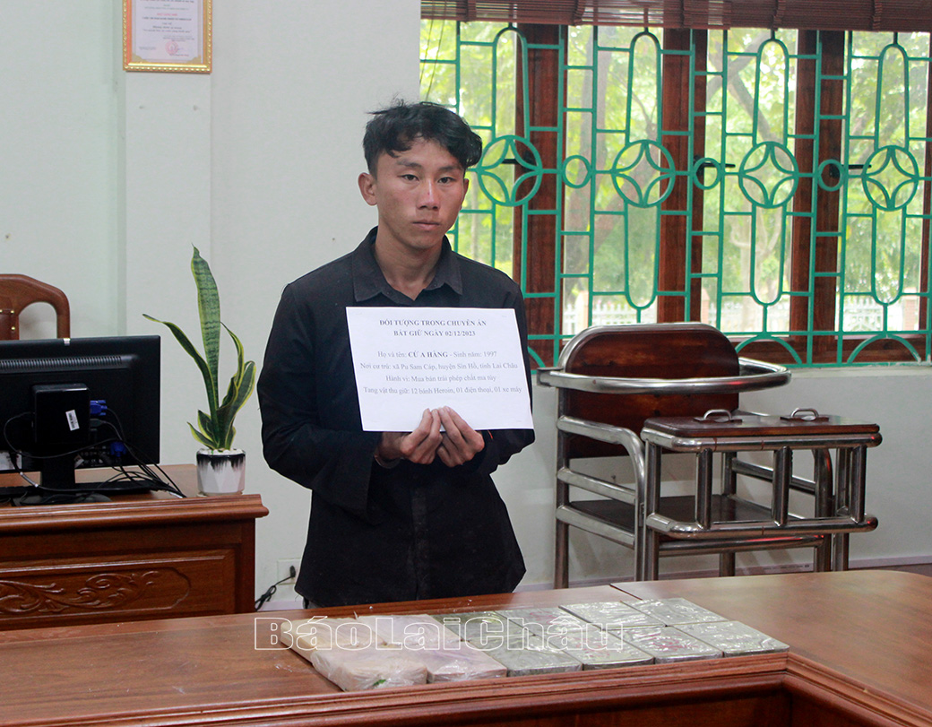 Đối tượng Cứ A Hàng cùng tang vật vụ án.