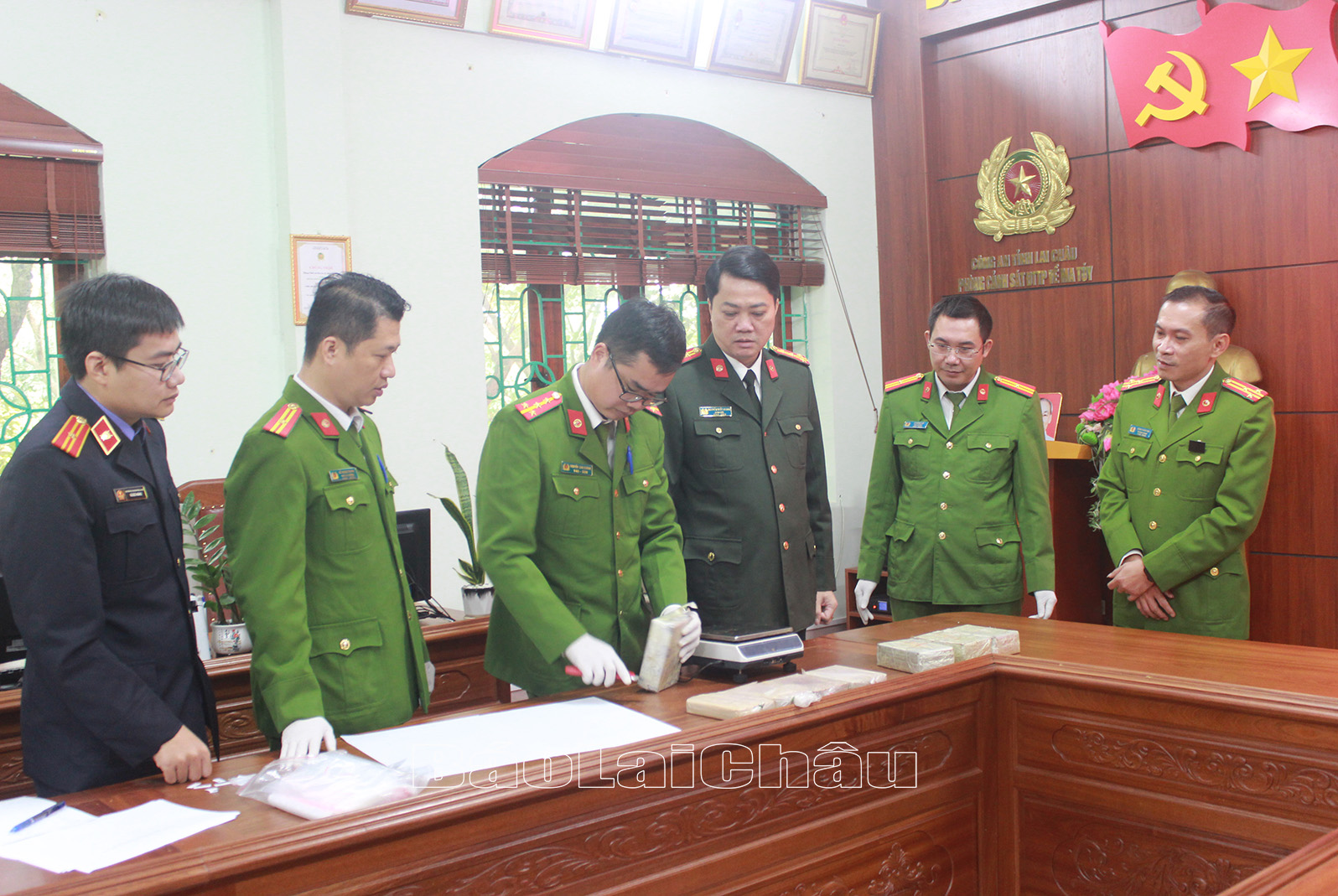 Đại tá Nguyễn Viết Giang - Ủy viên Ban Thường vụ, Giám đốc Công an tỉnh cùng đơn vị chức năng kiểm tra tang vật thu giữ của đối tượng Hàng.
