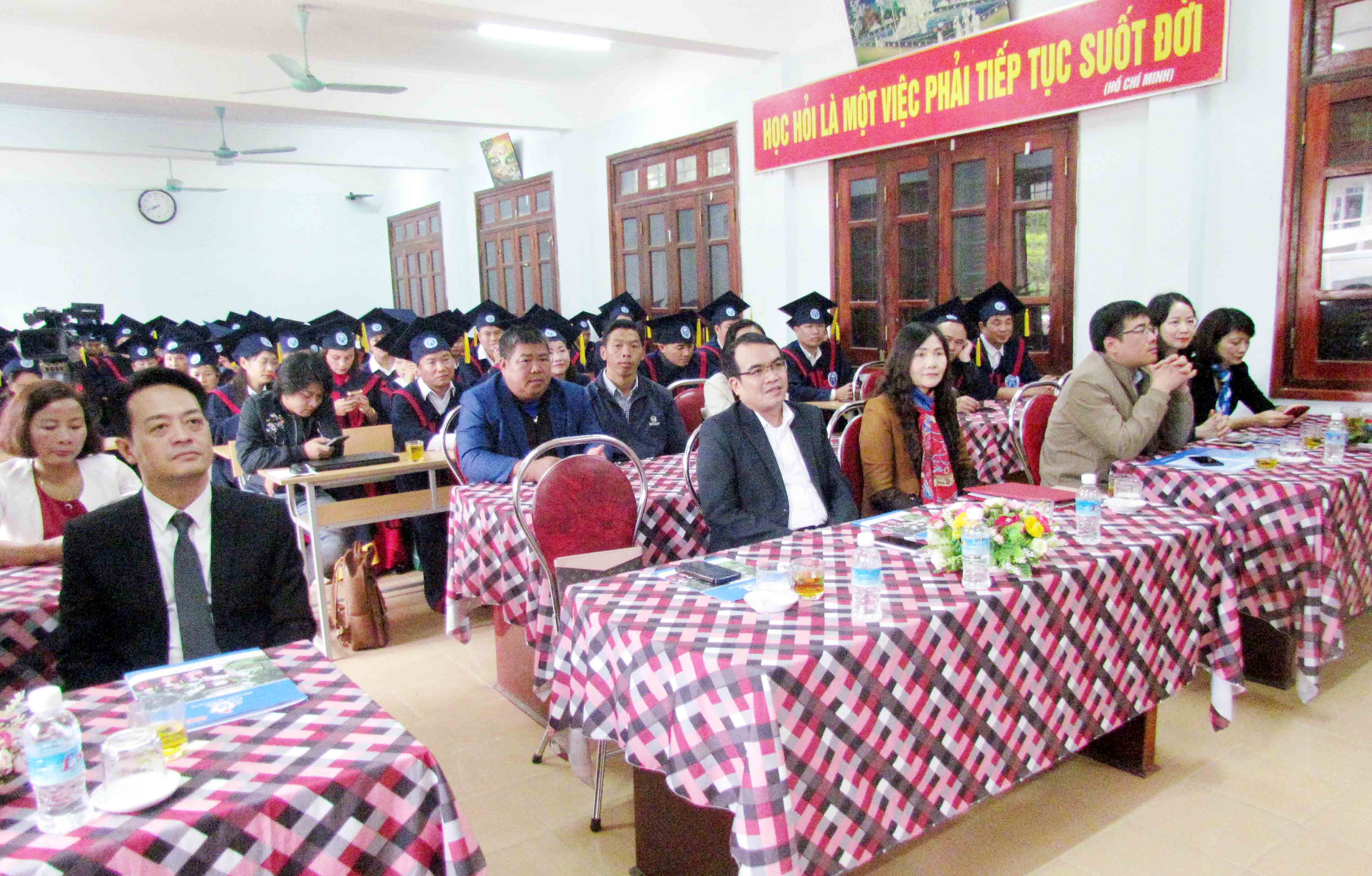 Đại biểu dự lễ trao bằng.