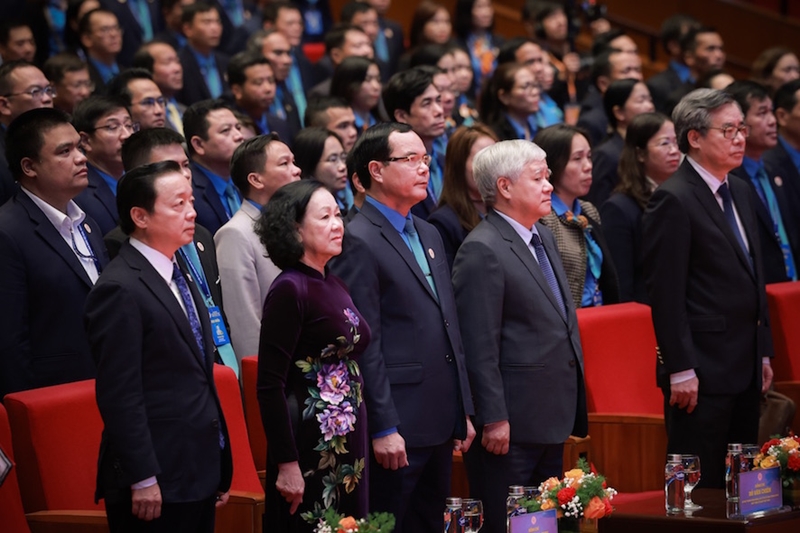 Các đồng chí lãnh đạo tham dự phiên bế mạc Đại hội XIII Công đoàn Việt Nam 