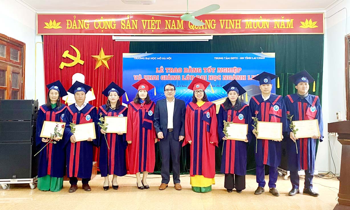 Lãnh đạo Trường Đại học Mở Hà Nội, Sở Giáo dục và Đào tạo, Trung tâm Giáo dục thường xuyên - Hướng nghiệp tỉnh trao bằng tốt nghiệp cho các tân cử nhân ngành Luật. 